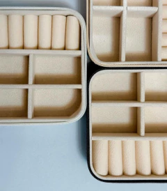 Imagen de ALHAJERO "CAMELIA SQUARE MINI" CUERO ECOLOGICO