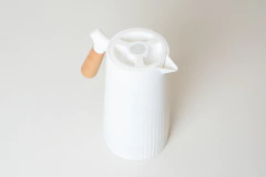 JARRA TERMICA "LIZA" CON MANGO DE BAMBOO - tienda online
