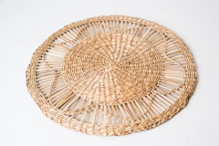INDIVIDUAL / CENTRO DE MESA "YUPI" REDONDO DE FIBRAS NATURALES "XL" 38 CM
