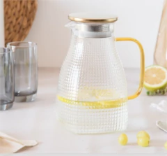 JARRA VIDRIO LABRADO TRANSPARENTE CON TAPA Y MANGO DORANDO 1500 ML