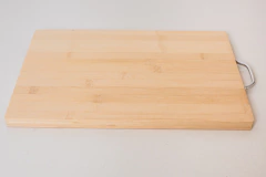 Imagen de TABLA DE PICAR "INDONESIA" BAMBOO "L" CON AGARRADERA METALICA