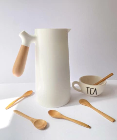 JARRA TERMICA "LIZA" CON MANGO DE BAMBOO - tienda online