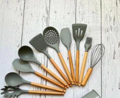 Imagen de ESPATULA REPOSTERA CURVA "BOTTI" DE SILICONA GRIS CON MANGO DE MADERA 34 x 6 CM