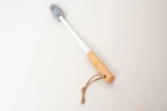 CEPILLO DE COCINA "FULL CIRCLE" SILICONA BLANCO Y MANGO DE BAMBOO - Marian Todo Organizado