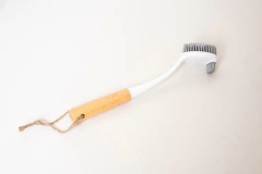 CEPILLO DE SILICONA GRIS CON MANGO BAMBOO PARA INODORO LARGO