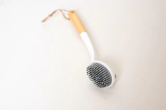 CEPILLO DE SILICONA GRIS CON MANGO BAMBOO PARA INODORO LARGO - comprar online