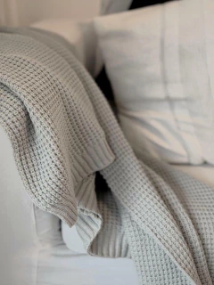 MANTA TEJIDA "MARIAN PRET" PARA SILLON O PIE DE CAMA - Marian Todo Organizado