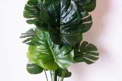 PLANTA ARTIFICIAL "XL" 1 M MONSTERA CON MACETA NEGRA PLASTICA - Marian Todo Organizado