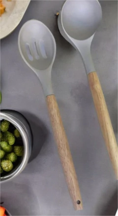 CUCHARA "BOTTI" CON RANURAS SILICONA CON MANGO DE MADERA