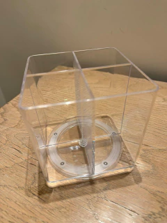 ORGANIZADOR "CLEAR"GIRATORIO DE ACRILICO CUADRADO 4 COMPARTIMIENTOS