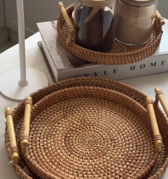 BANDEJA "MIZUKI" DE FIBRAS NATURALES CON MANIJAS DE MADERA GRANDE "L" - Marian Todo Organizado