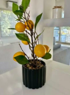 PLANTA ARTIFICIAL "LIMONEROS" CON MACETA DE CERÁMICA RAYAS CON LIMONES - tienda online