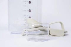 Imagen de BOTELLA FRASCO CONTENEDOR "DROP" CON PICO VERTEDOR Y MEDIDOR "M" DE ACRÍLICO