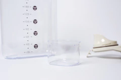 BOTELLA FRASCO CONTENEDOR "DROP" CON PICO VERTEDOR Y MEDIDOR "M" DE ACRÍLICO