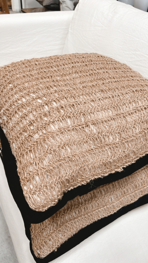 ALMOHADON TEJIDO DE YUTE CON PESTAÑA NEGRA