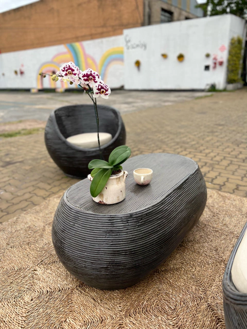 MESA DE FIBRA SINTÉTICA OVAL.