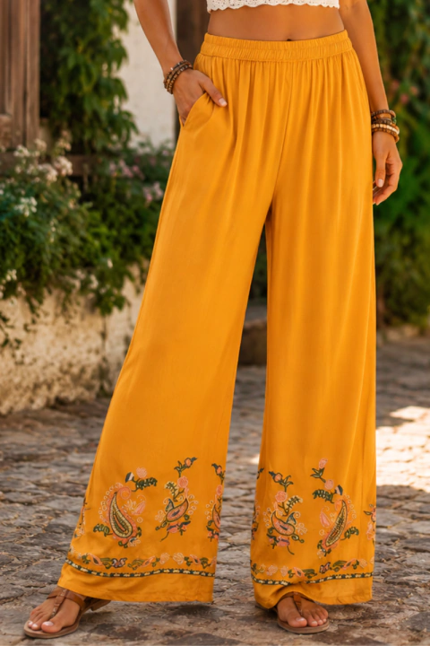 CALÇA INDIANA COM BORDADO NA BARRA