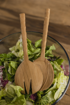 Cubiertos de ensalada con mango labrado
