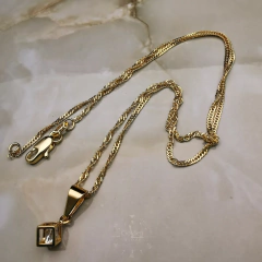 Cadena Singapur + Dije Cubo Circón en Oro laminado 18k