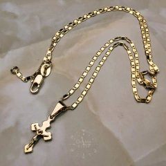Cadena Escalera plana + Dije Cruz mediano Oro laminado 18k