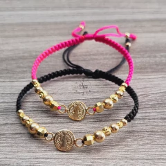 PULSERAS PARA PAREJAS CON DIJE SAN BENITO Y BALINES EN ORO LAMINADO 18K - comprar online