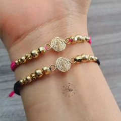 PULSERAS PARA PAREJAS CON DIJE SAN BENITO Y BALINES EN ORO LAMINADO 18K en internet
