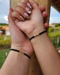 PAR DE PULSERAS CON DIJE CIRCON Y BALINES DE ORO LAMINADO 18K.