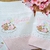 Kit enxoval de bebê com fraldas personalizadas bordadas, apresentando uma ursinha em nuvem e o nome "Giovanna".