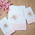 Kit de fraldas personalizadas com bordado de ursinha na nuvem, incluindo toalha e fraldas, com detalhes em rosa e o nome Giuliana.