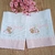 Conjunto de duas fraldas de ombro personalizadas com bordado de ursinha em nuvem rosa e nomes "Giuliana" e "Giovanna".