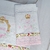 Kit de fraldas bordadas e personalizadas com detalhes florais, incluindo o nome do bebê bordado.