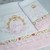 Kit de fraldas bordadas e personalizadas com detalhes florais, incluindo o nome do bebê bordado.