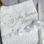 Kit de toalha de batizado personalizada com vela e detalhes em renda, bordado com o nome "Benício".