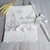 Toalha personalizada para batizado com bordado de Nossa Senhora Aparecida e vela decorativa.