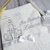 Toalha personalizada para batizado com bordado de Nossa Senhora Aparecida e vela decorativa.