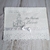 Toalha personalizada para batizado com bordado de Nossa Senhora Aparecida e vela decorativa.