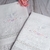 Kit de toalha de linho e fralda bordada com flores delicadas para batismo de menina, apresentando detalhes em renda e bordados personalizados.