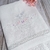 Kit de toalha de linho e fralda bordada com flores delicadas para batismo de menina, apresentando detalhes em renda e bordados personalizados.