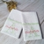 Kit de fraldas personalizadas com bordado de monograma em rosa e verde, ideal para meninas.
