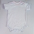Body de bebê em suedine branco com detalhe rosa na gola e mangas.