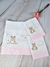 Kit de fraldas personalizadas com bordado de ursinha rosa e nome "Brenda", em fundo claro e detalhes em rosa.