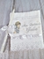 Toalha de batizado personalizada com anjinho cinza e vela decorada, com bordado "Meu Batizado" e nome "Giulia".