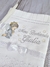 Toalha de batizado personalizada com anjinho cinza e nome "Giulia", decorada com laço e estrelas.