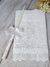 Toalha de batismo em linho branco com bordado e vela decorada