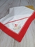 Cueiro de flanela bordado com um cogumelo vermelho e flores, com detalhes em vermelho e fundo branco.