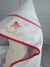 Toalha capuz de microfibra forrada com bordado de cogumelo e detalhes em vermelho.