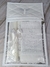 Kit de batizado branco com toalha de cambraia de linho, fralda de boca bordada com nome e data, vela decorada com laço branco, em embalagem personalizada transparente com zíper.
