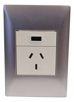 Llave Cambre Sxxii Toma Usb + 220v Blanco Y Aluminio