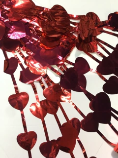 Cortina metalizada corazones rojos