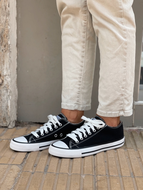 ZAPAS DE LONA NEGRA